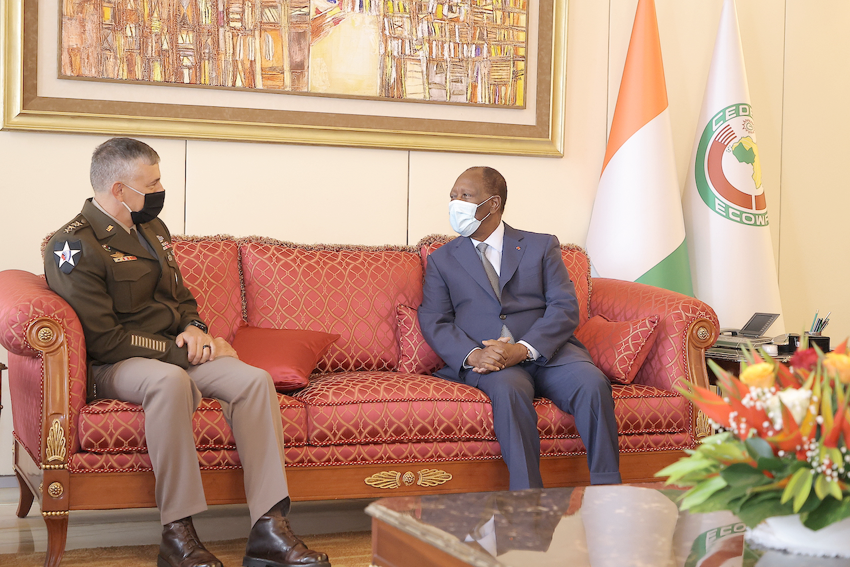 Le président Ouattara échange avec le général américain Commandant de AFRICOM