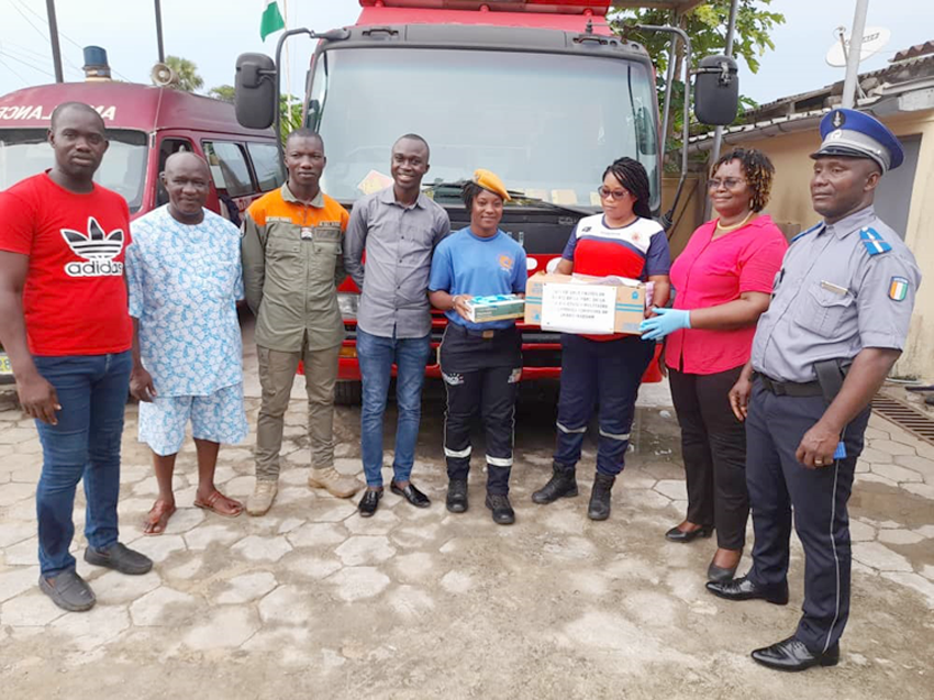 La CCM de Grand-Bassam offre 1000 paires de gants au Centre de Secours d’Urgence du département.