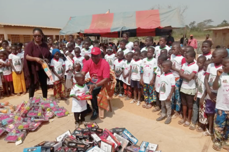 Arbre de Noël à Guiglo-Nizahon: la ministre Ouloto comble 400 enfants