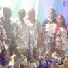 Photo de famille des femmes du quartier Gbokora de Daloa avec leur parrain.