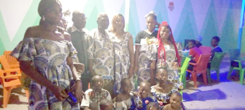 Photo de famille des femmes du quartier Gbokora de Daloa avec leur parrain.