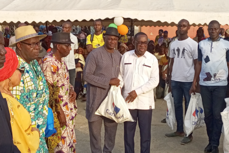 Solidarité à Grand-Bassam: Ibrahim Magassa offre 2000 kits alimentaires.