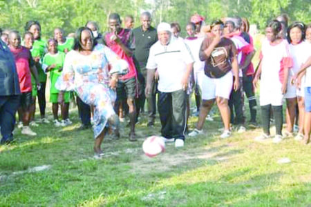 Tournoi de football à Nezobly: Anne Désirée Ouloto donne le coup d’envoi