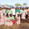 La photo de famille à Douedy-Guezon de Tio Louis Serge avec les femmes qui étaient à l'honneur à l'occasion de la célébration des mamans.