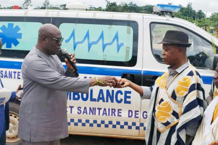 Cavally : Anne Ouloto offre 2 ambulances médicalisées aux sous-préfectures de Bedy-Goazon et de Méo