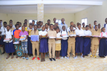 Collège Chigata de Divo: le fondateur offre des kits scolaires aux élèves de 6ème