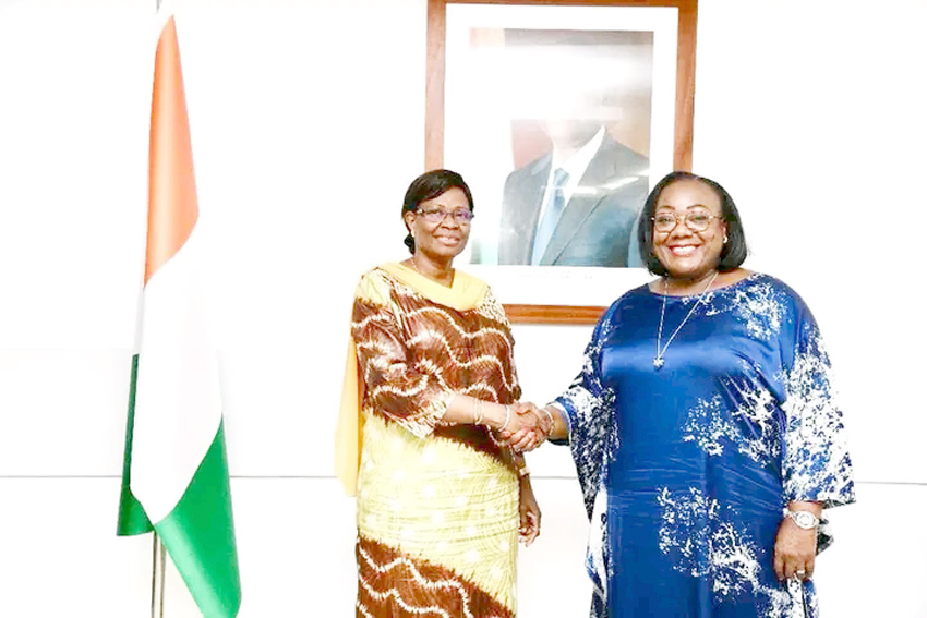 La ministre d'Etat, Anne Ouloto et Mme Compaoré Zoungrana ont échangé sur une campagne sur la planification familiale dans la Région du Cavally.