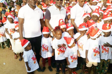 Arbre de Noël : Augustin Kassi cadeaute plus de 300 enfants N’Douci