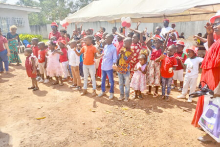 Fonction publique du Haut Sassandra: la directrice régionale offre des cadeaux à 70 enfants de ses collaborateurs