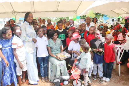 Fêtes de fin d’année: le maire de Cocody vole au secours des enfants atteints du cancer