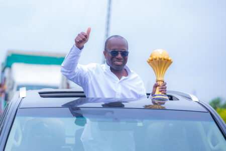 CAN 2023 : le trophée accueilli dans la joie à Grand-Bassam