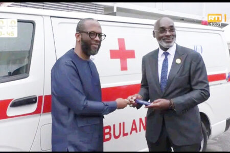 CHU de Cocody : le maire Jean-Marc Yacé fait don d’une ambulance