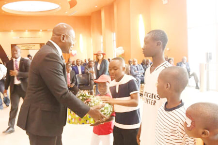 Côte d’Ivoire : le ministre Adjé Silas célèbre la « Noël des champions 2024 » avec les enfants du personnel du Ministère des Sports au stade d’Ebimpé