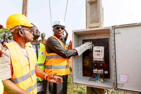 Haut-Sassandra : le président du Conseil régional donne de l’électricité à plusieurs villages