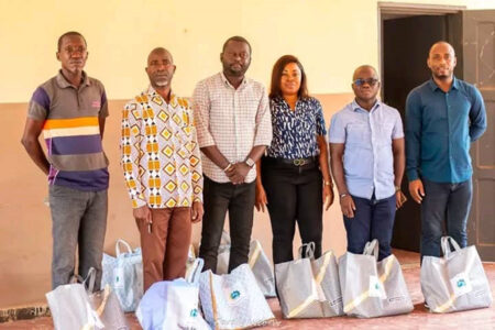 Guiglo : les docteurs de la CREDO-WE célèbrent l’excellence en offrant des kits scolaires aux meilleurs élèves de la 6e à la première